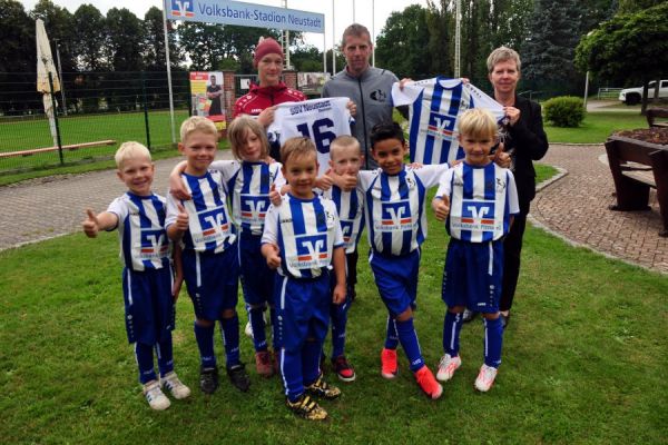 F-Jugend mit neuer Ausstattung vom Hauptsponsor